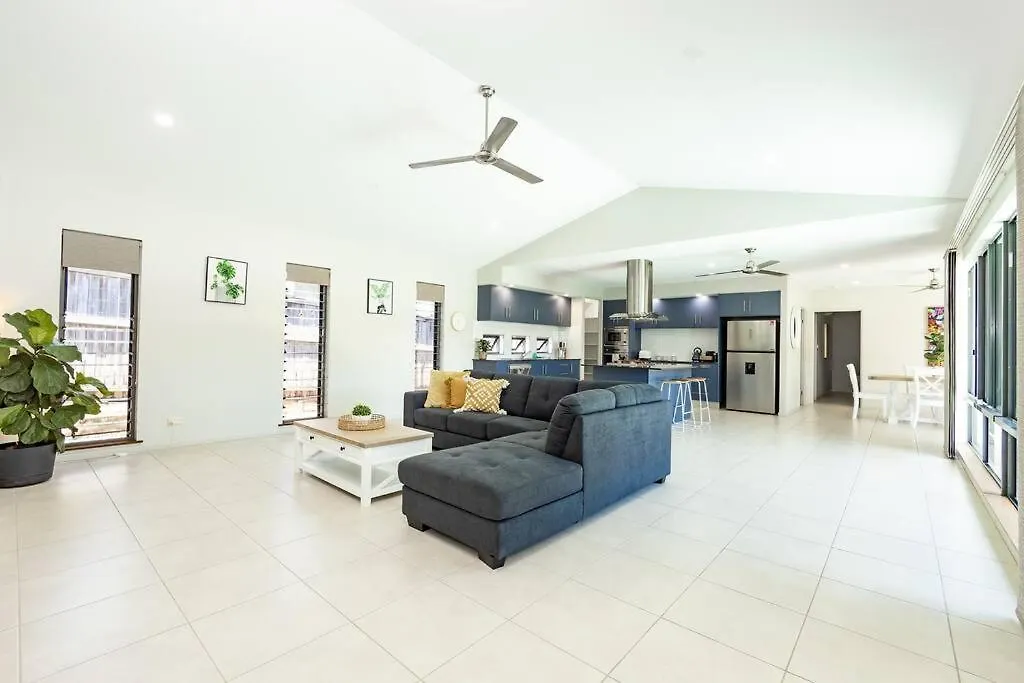 Holiday home Family Paradise Elegant 4Br King Bed Heated Pool And Bbq Villa Trinity Beach Australia