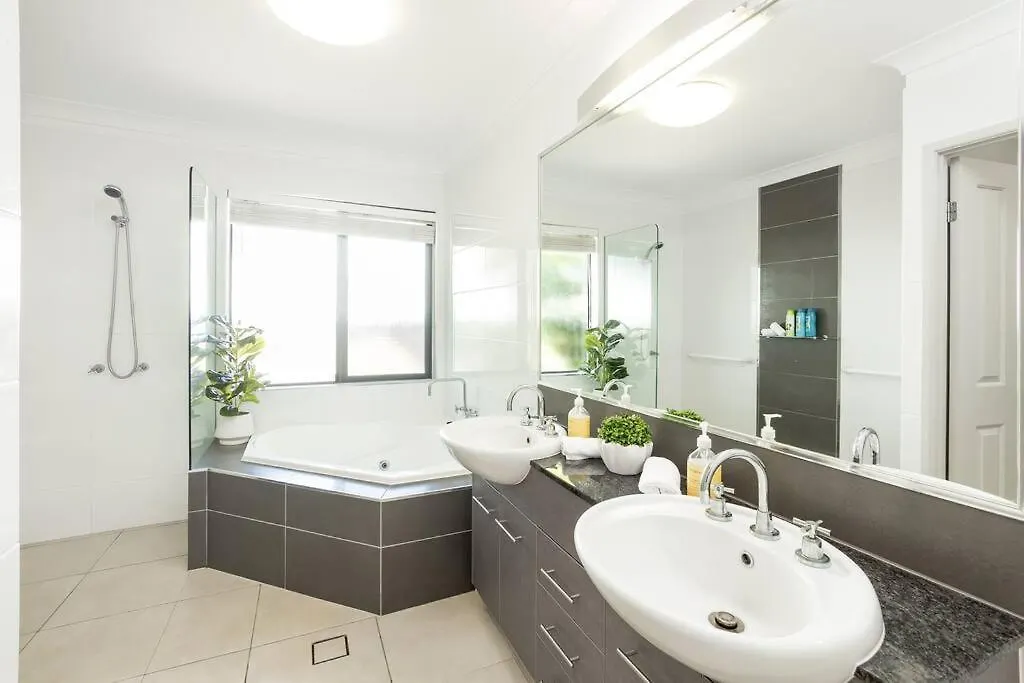 Holiday home Family Paradise Elegant 4Br King Bed Heated Pool And Bbq Villa Trinity Beach